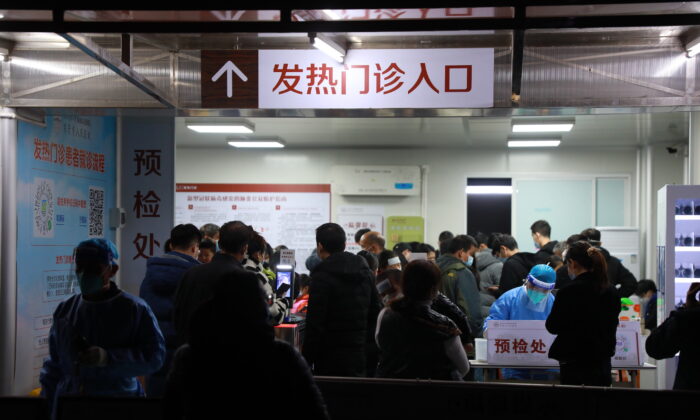 Los pacientes esperan para ver a los médicos en una clínica de fiebre del Hospital Popular de Dongguan, provincia china de Guangdong, el 20 de diciembre de 2022. (VCG/VCG vía Getty Images)