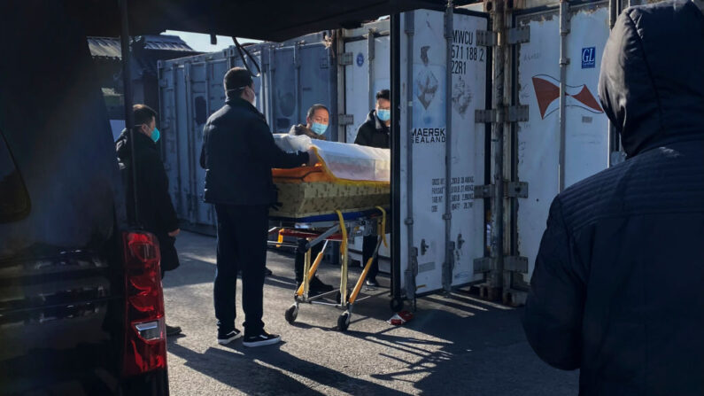 Un ataúd es cargado desde un coche fúnebre a un contenedor de almacenamiento en el crematorio y funeraria Dongjiao, uno de los varios sitios de la ciudad que se ocupa de los casos de COVID-19, en Beijing, China, el 18 de diciembre de 2022. (Getty Images)