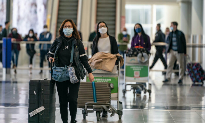 Viajeros caminan con su equipaje en la sala de llegadas del Aeropuerto Internacional de Hong Kong, el 30 de diciembre de 2022. Las autoridades de todo el mundo están imponiendo o considerando restricciones a los viajeros de China a medida que aumentan los casos de COVID-19 tras la relajación de las reglas de cero-COVID. (Anthony Kwan/Getty Images)
