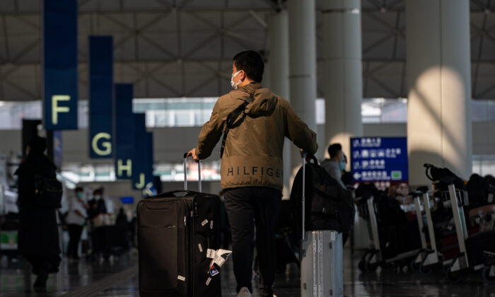 Los viajeros caminan con su equipaje en la sala de salidas del Aeropuerto Internacional de Hong Kong en Hong Kong, el 30 de diciembre de 2022. (Anthony Kwan/Getty Images)