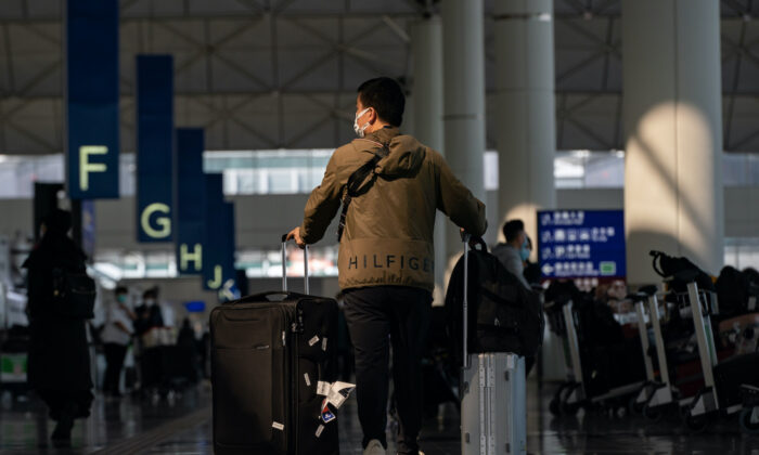 Viajeros caminan con su equipaje en la salida del Aeropuerto Internacional de Hong Kong el 30 de diciembre de 2022. Autoridades de todo el mundo están imponiendo o estudiando la posibilidad de imponer restricciones a los viajeros procedentes de China a medida que aumentan los casos de COVID-19 en ese país tras la relajación de sus normas de Cero COVID. (Anthony Kwan/Getty Images)