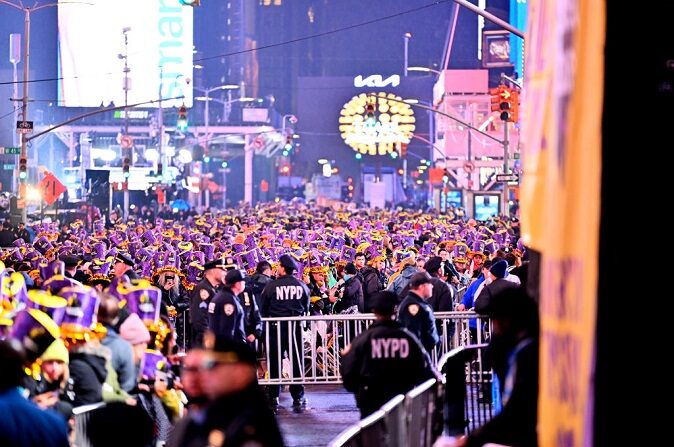 Vista de la multitud durante la celebración de la Nochevieja 2023 en Times Square el 31 de diciembre de 2022 en Nueva York. (Roy Rochlin/Getty Images)