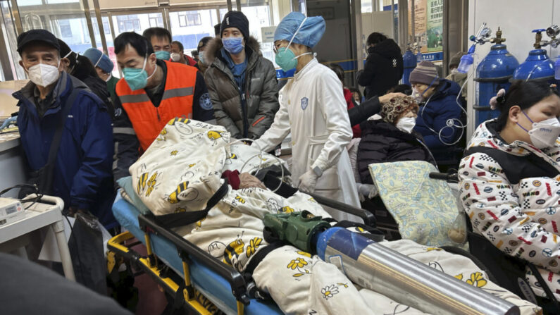 Un paciente con oxígeno es llevado en una camilla a una sala de emergencias concurrida en un hospital en Beijing, el 2 de enero de 2023. (Getty Images)
