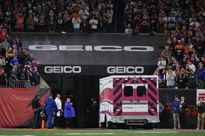 Los aficionados observan la salida de la ambulancia con Damar Hamlin #3 de los Buffalo Bills tras desplomarse después de hacer una entrada contra los Cincinnati Bengals durante el primer cuarto en el Paycor Stadium el 02 de enero de 2023 en Cincinnati, Ohio. (Dylan Buell/Getty Images)