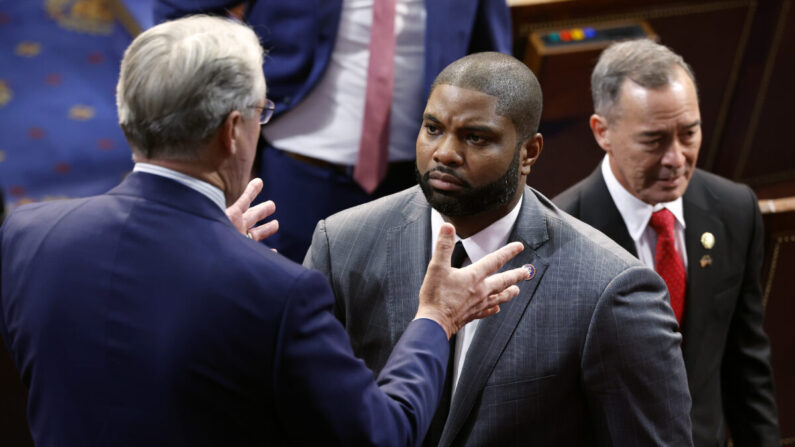 El representante Byron Donalds (R-Fla.) habla con sus compañeros republicanos después de que el nuevo Congreso no eligiera a un nuevo presidente de la Cámara en el Capitolio de EE.UU. en Washington el 03 de enero 2023. (Chip Somodevilla/Getty Images)
