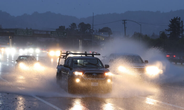 Los coches circulan por la autopista 101 mientras llueve en Greenbrae, California, el 4 de enero de 2023. (Justin Sullivan/Getty Images)