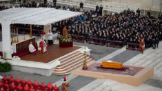 Miles despiden a Benedicto XVI en sobrio funeral encabezado por el papa Francisco
