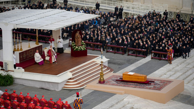 El papa Francisco preside la misa funeral por el papa emérito Benedicto XVI en la plaza de San Pedro el 5 de enero de 2023 en Ciudad del Vaticano, Vaticano. (Christopher Furlong/Getty Images)
