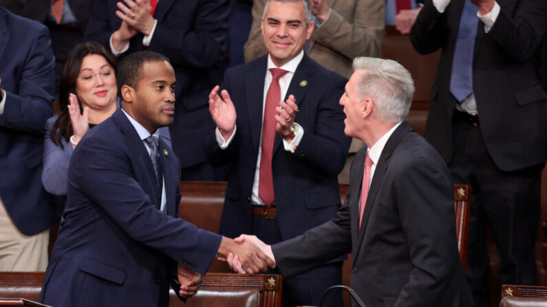 El líder republicano de la Cámara de Representantes, Kevin McCarthy (R-Calif.) (D) estrecha la mano del representante electo John James (R-Mich.) en la Cámara de Representantes durante el tercer día de elecciones a la Presidencia de la Cámara en el Capitolio de EE.UU. en Washington el 5 de enero de 2023. (Win McNamee/Getty Images)
