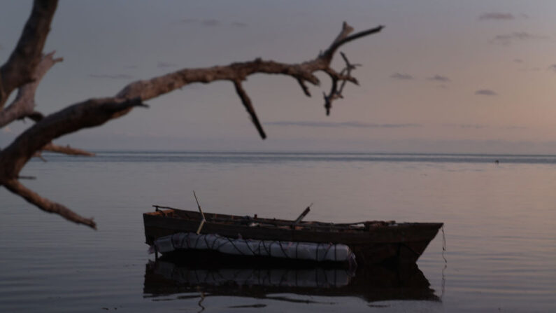 Una embarcación utilizada recientemente para transportar migrantes cubanos desde el país isleño a Estados Unidos aparece en la costa el 5 de enero de 2023 en Marathon, Florida. (Joe Raedle/Getty Images)