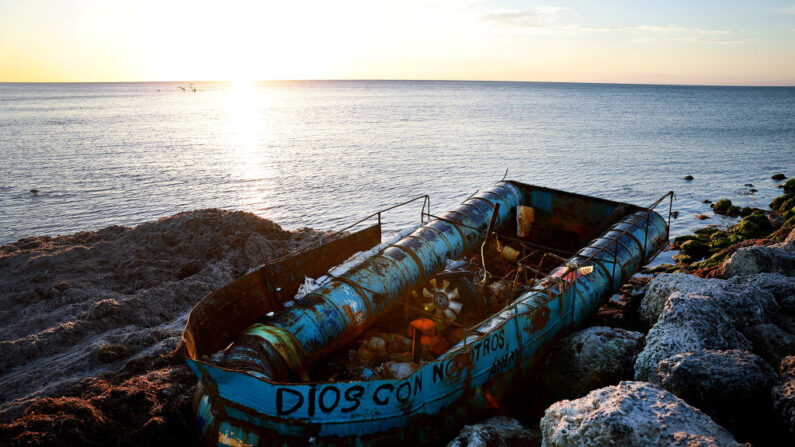 Embarcación abandonada en la costa tras haber sido utilizada recientemente para transportar migrantes cubanos desde la isla a Estados Unidos el 06 de enero de 2023 en Key West, Florida. (Joe Raedle/Getty Images)
