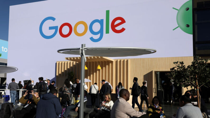 Asistentes visitan el stand de Google en CES 2023 en el Centro de Convenciones de Las Vegas el 06 de enero de 2023 en Las Vegas, Nevada. (Alex Wong/Getty Images)
