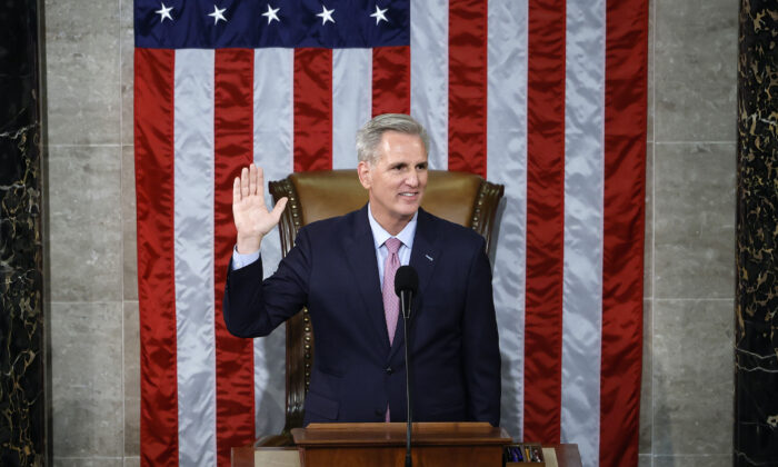 El presidente de la Cámara de Representantes de EE. UU., Kevin McCarthy (R-Calif.), jura su cargo tras ser elegido presidente en la Cámara de Representantes del Capitolio de EE. UU. en Washington, el 7 de enero de 2023. (Chip Somodevilla/Getty Images)