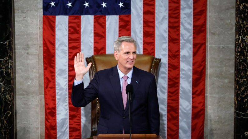El representante Kevin McCarthy (R-Calif.), jura su cargo tras ser elegido presidente en la Cámara de Representantes de EE.UU., el 07 de enero de 2023. (Chip Somodevilla/Getty Images)