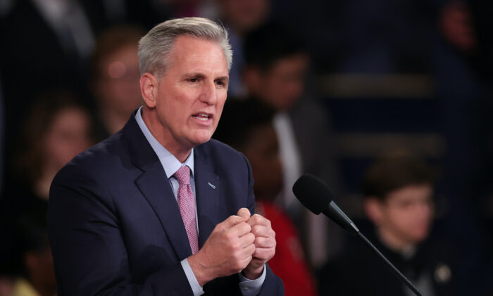 El presidente de la Cámara de Representantes de EE.UU., Kevin McCarthy (R-Calif.), pronuncia un discurso después de ser elegido presidente de la Cámara, en el edificio del Capitolio de EE.UU., en Washington, el 7 de enero de 2023. (Win McNamee/Getty Images)