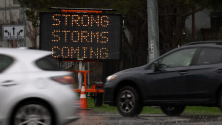 Tormentas de California dejan una decena de muertos y más de 100,000 sin electricidad