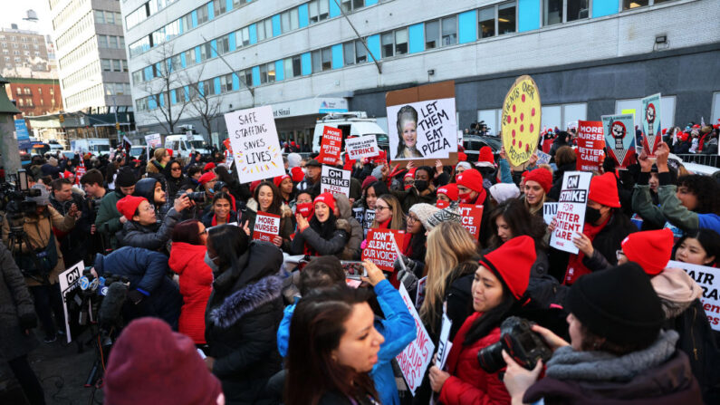 Enfermeras del Hospital Mount Sinai en huelga frente al hospital el 09 de enero de 2023 en el barrio Upper East Side de Nueva York. (Michael M. Santiago/Getty Images)