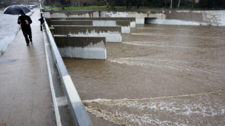 Funcionarios: Los Ángeles captura 10,600 millones de galones de agua pluvial