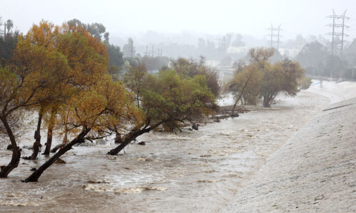 Precipitación de lluvia mientras el río Los Ángeles fluye a gran velocidad en Los Ángeles, el 9 de enero de 2023. (Mario Tama/Getty Images)