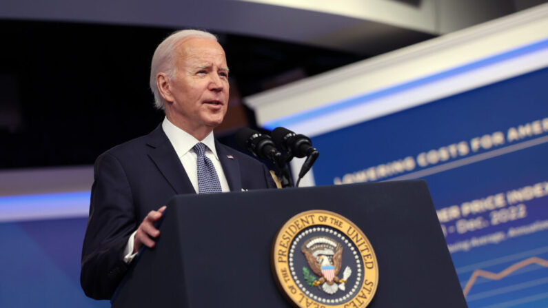 El presidente Joe Biden pronuncia un discurso sobre la economía y la inflación en el edificio de oficinas ejecutivas Eisenhower el 12 de enero de 2023 en Washington. (Kevin Dietsch/Getty Images)
