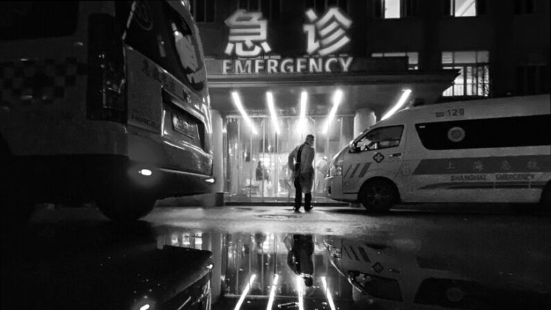 Un conductor de ambulancia entra en la concurrida zona de urgencias de un hospital el 13 de enero de 2023, en Shanghai, China. (Kevin Frayer/Getty Images)
