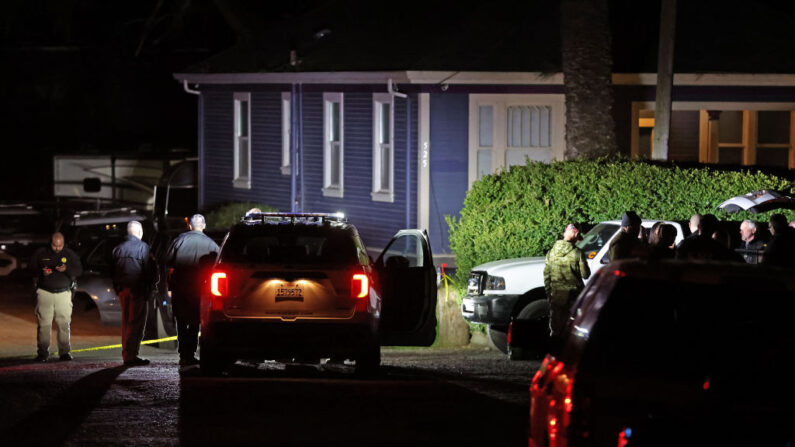 Agentes de policía investigan una propiedad tras un tiroteo masivo el 23 de enero de 2023 en Half Moon Bay, California. (Justin Sullivan/Getty Images)