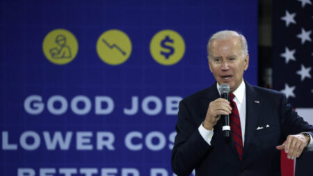 Biden elogia la situación económica y fustiga a «republicanos MAGA» en discurso en Virginia