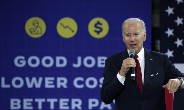 El presidente de Estados Unidos, Joe Biden, pronuncia un discurso sobre la economía estadounidense en el Local 602 de Steamfitters en Springfield, Virginia, el 26 de enero de 2023. (Alex Wong/Getty Images)
