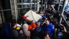 Inmigrantes ilegales se niegan a abandonar hotel de NYC, alegando malas condiciones en nuevo refugio