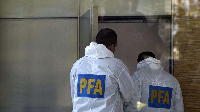 En una fotografía de archivo se ven científicos forenses de la Policía Federal Argentina, el 13 de febrero de 2015. (Juan Mabromata/AFP vía Getty Images)