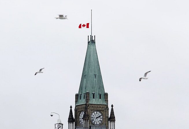 La bandera canadiense ondea a media asta sobre los edificios del Parlamento, en Ottawa, el 14 de noviembre de 2015. (PATRICK DOYLE/AFP via Getty Images)
