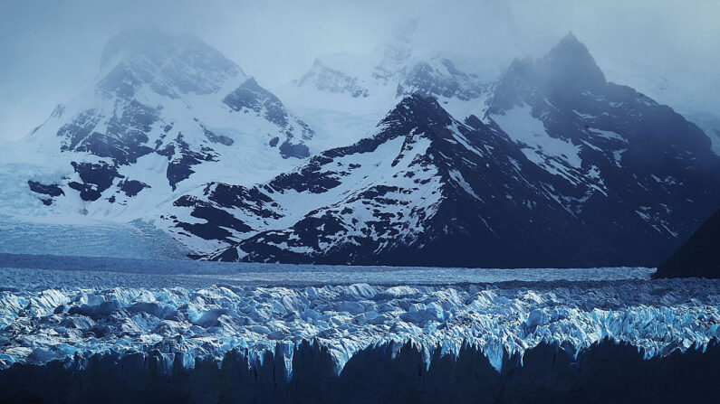 El glaciar Perito Moreno se alza en el Parque Nacional Los Glaciares, parte del Campo de Hielo Patagónico Sur, el tercer campo de hielo más grande del mundo, el 27 de noviembre de 2015 en la provincia de Santa Cruz, Argentina. (Mario Tama/Getty Images)