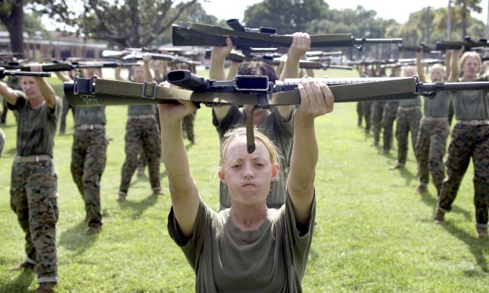 La recluta del Cuerpo de Marines Kylieanne Fortin de 20 años, de Williamsport, Maryland, pasa por un entrenamiento de combate cuerpo a cuerpo en el depósito de reclutas del Cuerpo de Marines de Estados Unidos en Parris Island, Carolina del Sur, el 23 de junio de 2004. (Scott Olson/Getty Images)