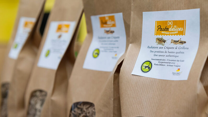 Una foto tomada el 8 de febrero de 2016 en Thiefosse, al este de Francia, muestra paquetes de pastas elaboradas con harina de insectos (langostas o grillos) por la fábrica "L'Atelier a pates" ("La tienda de pastas"). (JEAN-CHRISTOPHE VERHAEGEN/AFP via Getty Images)