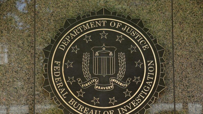 El logotipo del FBI se ve fuera del edificio de la sede en Washington, DC, el 5 de julio de 2016. (Yuri Gripas/AFP/Getty Images)
