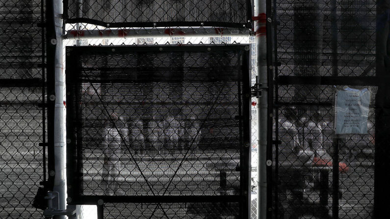 Los reclusos condenados se ven a través de una malla negra mientras están en un patio de ejercicios de la prisión estatal de San Quintín el 15 de agosto de 2016 en San Quintín, California. (Justin Sullivan/Getty Images)