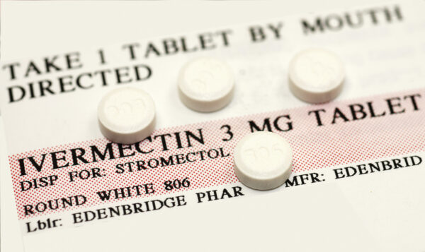 Píldoras de ivermectina sobre una etiqueta de instrucciones. (Callista Images/Getty Images)