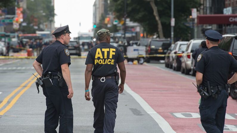 Miembros de la policía de Nueva York, el FBI, la ATF y otras agencias investigan una escena el 18 de septiembre 2016, después de una explosión por la noche en West 23rd Street, en Nueva York.  (Bryan R. Smith/AFP via Getty Images)