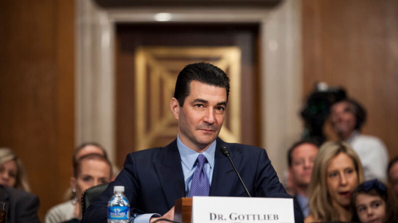 El entonces comisionado designado, Scott Gottlieb, testifica durante una audiencia del Comité Senatorial de Salud, Educación, Trabajo y Pensiones, el 5 de abril de 2017, en el Capitolio, Washington, D.C. (Zach Gibson/Getty Images)
