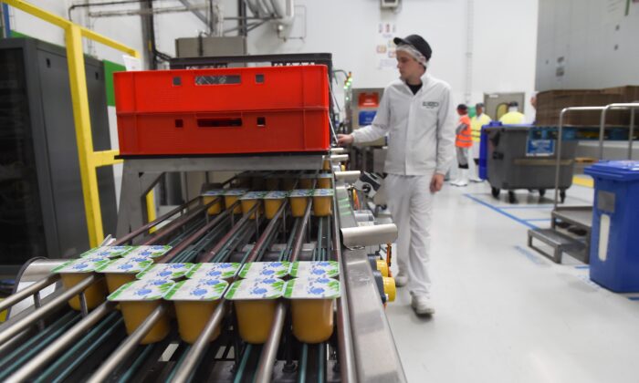 Un empleado selecciona manzanas en la línea de producción en una planta de producción de alimentos para bebés en Arches, al este de Francia, el 11 de mayo de 2017. (Sebastien Bozon/AFP vía Getty Images)