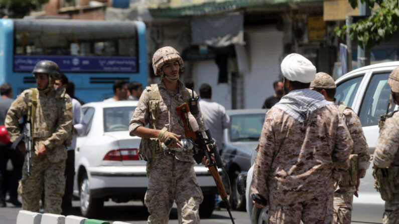 Miembros de la Guardia Revolucionaria iraní aseguran la zona exterior del Parlamento iraní durante un ataque contra el complejo en la capital, Teherán, el 7 de junio de 2017. (Hossein Mersadi/AFP vía Getty Images)