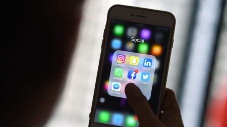Veto de redes sociales a menores de 16 años avanza en Senado de Florida: DeSantis duda de su legalidad