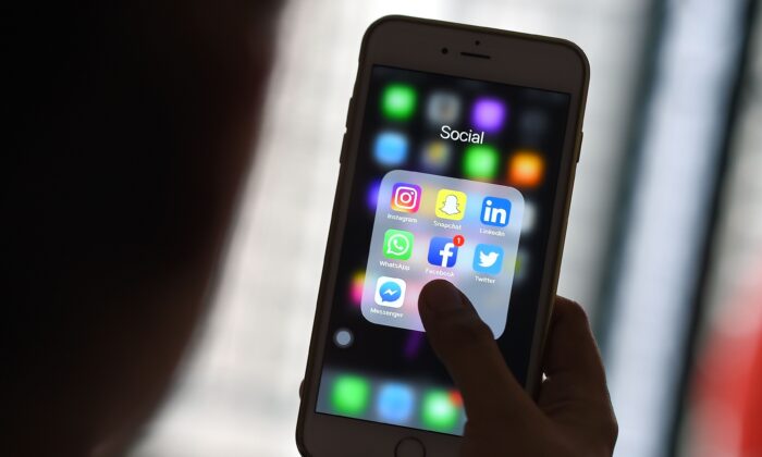 Una mujer mira aplicaciones de redes sociales en su celular, en Kuala Lumpur, Malasia, el 22 de marzo de 2018. (Manan Vatsyayana/AFP vía Getty Images)

