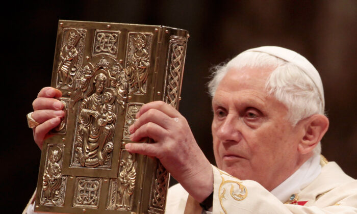 El Papa Benedicto XVI sostiene el Libro de los Evangelios durante la misa de vigilia pascual en la Basílica de San Pedro, en la Ciudad del Vaticano, el 3 de abril de 2010. (Elisabetta Villa/Getty Images)