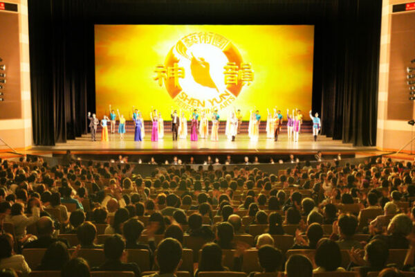 p-blico-japon-s-se-siente-agradecido-por-shen-yun-este-ser-un-buen