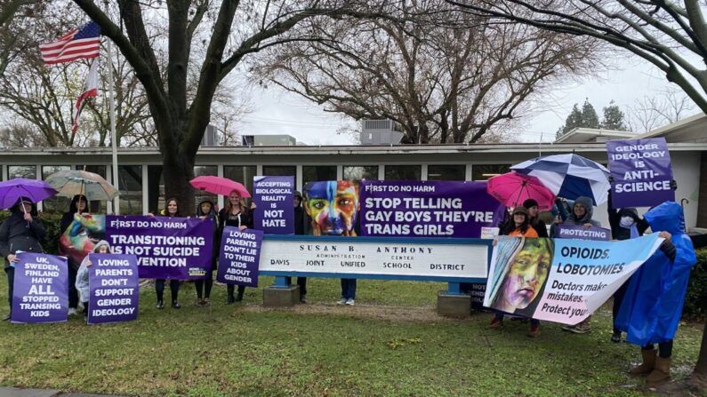 Padres protestan frente a las oficinas del Distrito Escolar Unificado Conjunto de Davis por una charla de Rachel Pepper, coautora de "El niño transgénero", en Davis, California, el 11 de enero de 2023. (Cortesía de Nuestro Deber)
