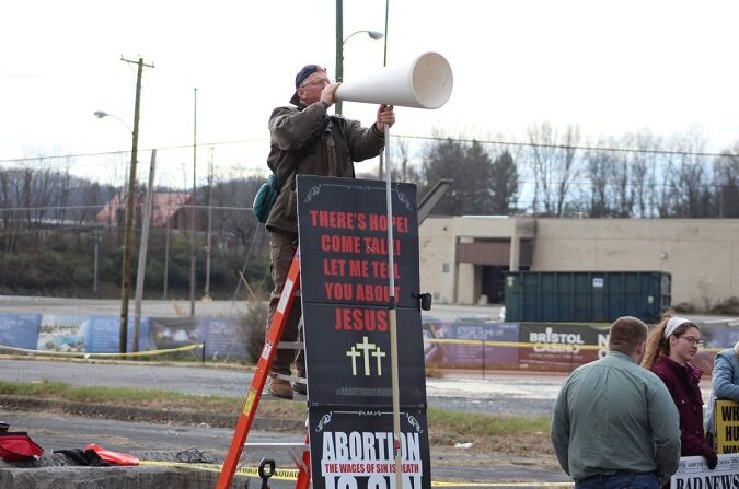 Coleman Boyd de pie en una escalera cerca de un centro abortista en Bristol, Virginia, en diciembre de 2022. (Cortesía de Coleman Boyd)
