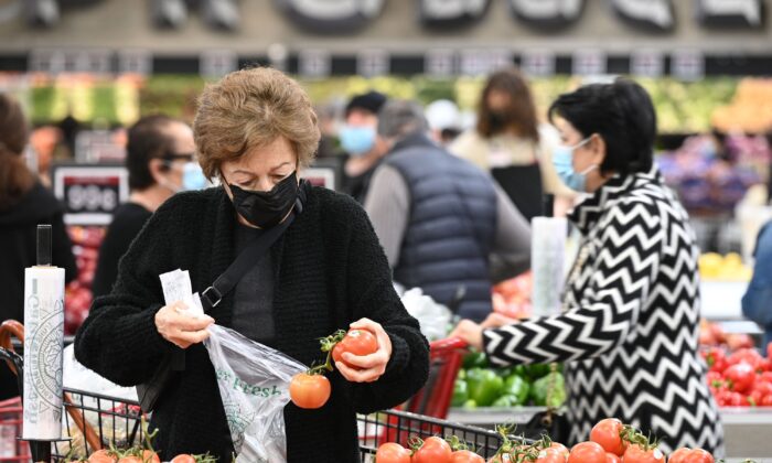 La gente compra alimentos en un supermercado en Glendale, California, el 12 de enero de 2022. (Robyn Beck/AFP vía Getty Images)