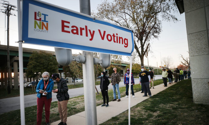 Votantes esperan en fila para depositar su voto en el último día de votación anticipada para las elecciones presidenciales de 2020 en una foto de archivo. (Mario Tama/Getty Images)