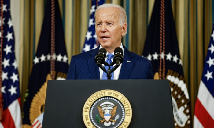 El presidente Joe Biden pronuncia un discurso en el Comedor de Estado de la Casa Blanca en Washington, el 9 de noviembre de 2022. (Samuel Corum/Getty Images)